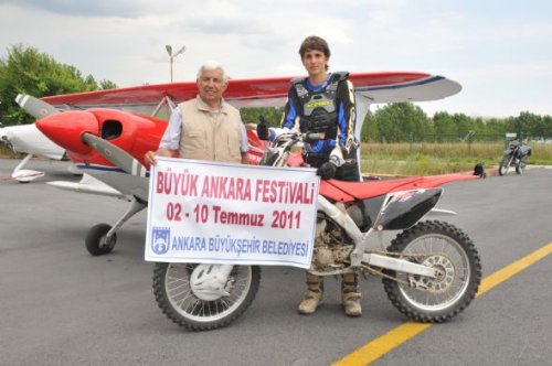 Sinan Memnun uçağın üzerinden motosikletle atladı
