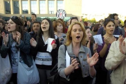 Tiyatrocular eylemde