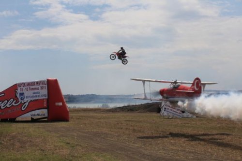 Sinan Memnun uçağın üzerinden motosikletle atladı