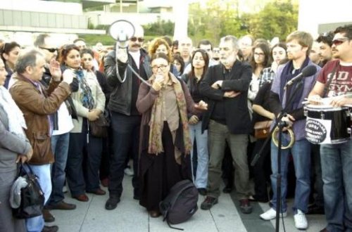 Tiyatrocular eylemde