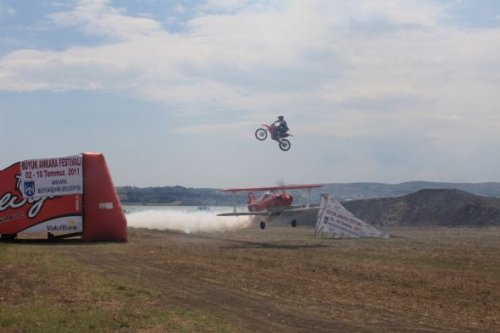 Sinan Memnun uçağın üzerinden motosikletle atladı