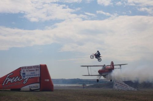 Sinan Memnun uçağın üzerinden motosikletle atladı