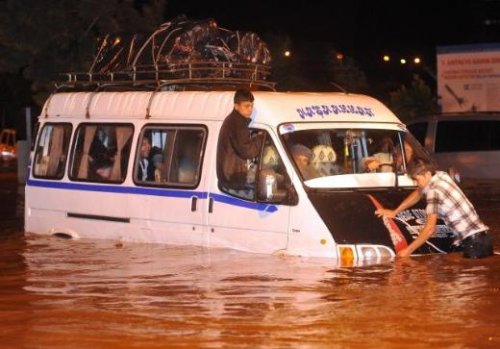 Antalya'da yağmur hayatı olumsuz etkiledi