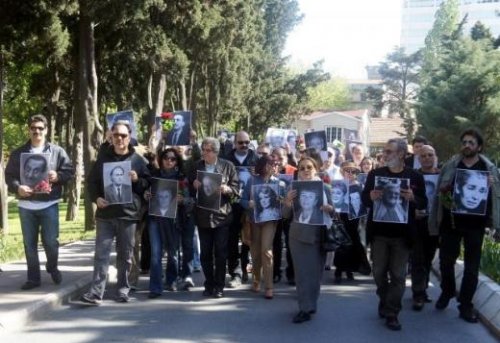 Tiyatrocular eylemde