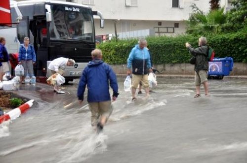 Antalya'da yağmur hayatı olumsuz etkiledi