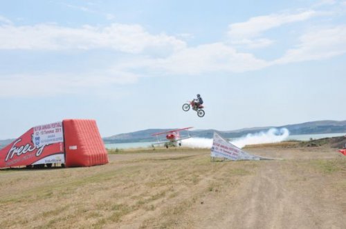 Sinan Memnun uçağın üzerinden motosikletle atladı