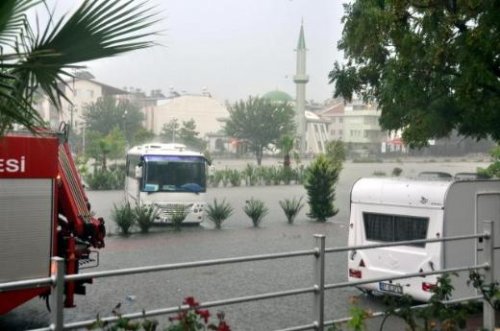 Antalya'da yağmur hayatı olumsuz etkiledi