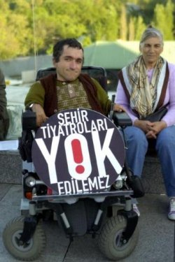 Tiyatrocular eylemde