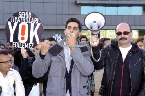 Tiyatrocular eylemde