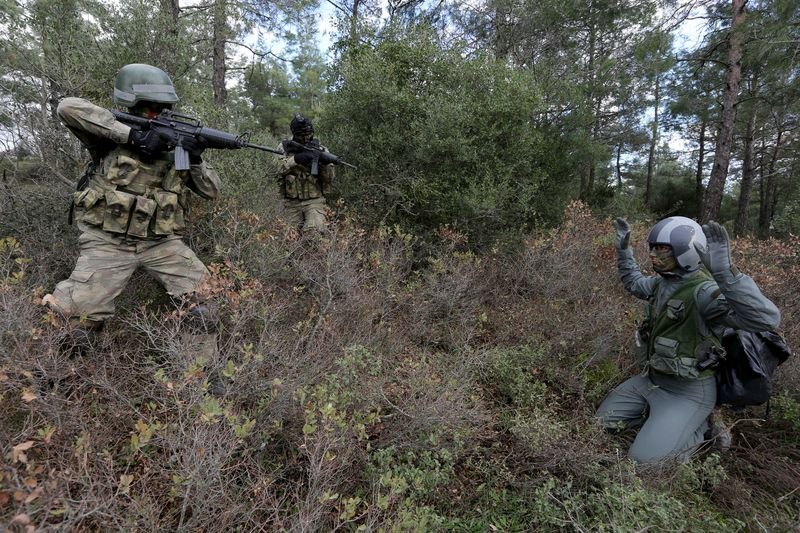 TSK'nın özel timinden nefes kesen görüntüler