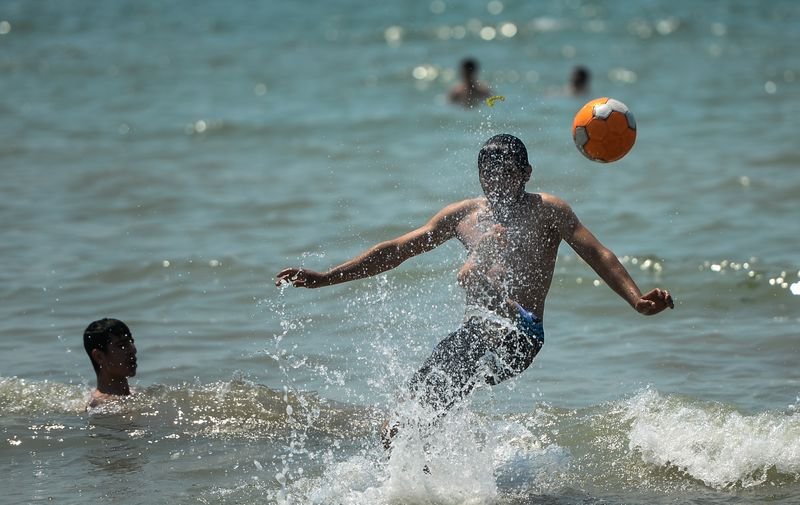 İstanbul'da sıcaktan bunalanlar sahillere akın etti