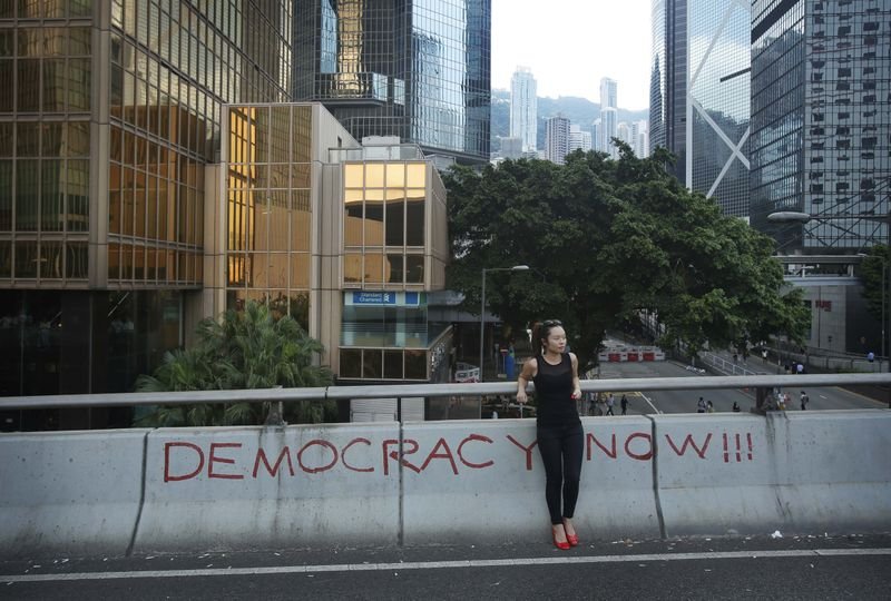 Hong Kong'da halk demokrasi için sokağa döküldü