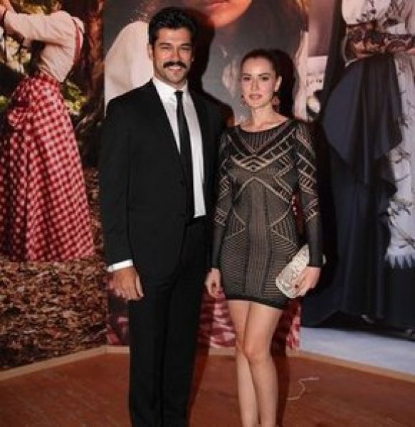 Fahriye ile Burak galaya el ele geldi