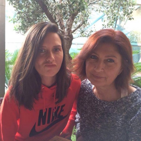 Yasemin Ergene çocuklarıyla podyumda