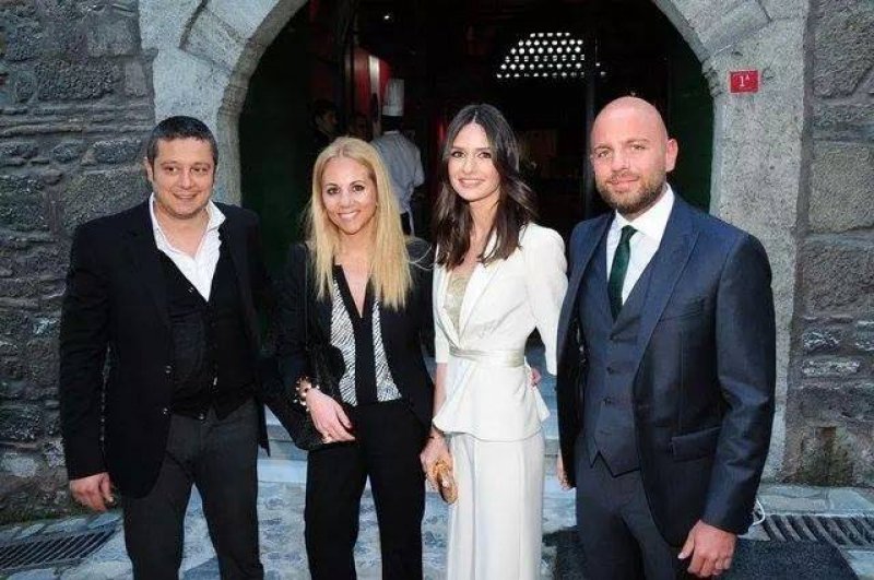 Yasemin Ergene çocuklarıyla podyumda