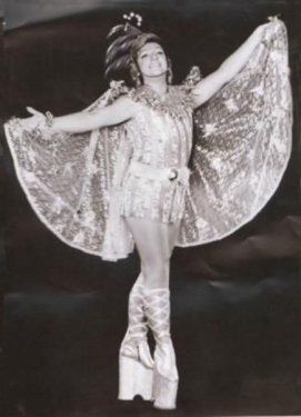 Bülent Ersoy ve Zeki Müren dudak dudağa