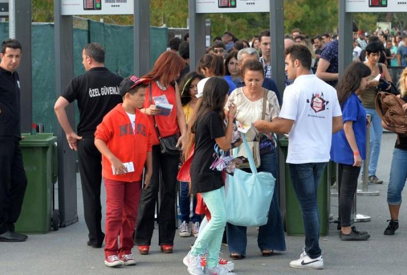Lady Gaga konserinde hayranları da ilginç giyindi