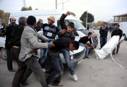 Yardım dağıtımında izdiham çıktı