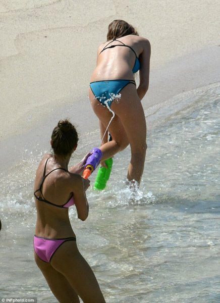 Victoria's Secret meleklerinin su savaşı