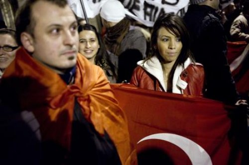 Fransa'daki Türkler ayaklandı