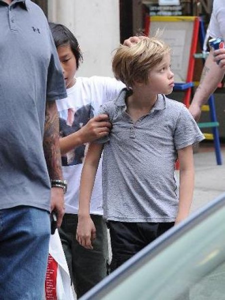 Angelina Jolie'nin kızı Shiloh ağabeylerine özendi 