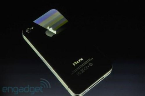 Apple iPhone 4S'i tanıttı