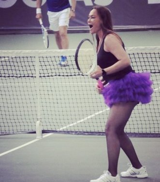 Hülya Avşar'dan kortta tütü etek şovu