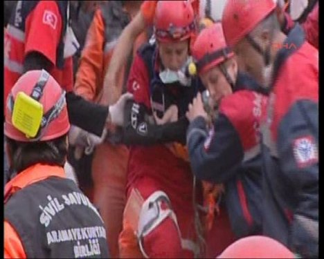 Van Depremi'nin mucizesi Azra bebek