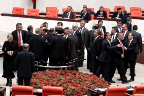 AK Parti'li Salim Uslu Kamer Genç'i Meclis kürsüsünden itti