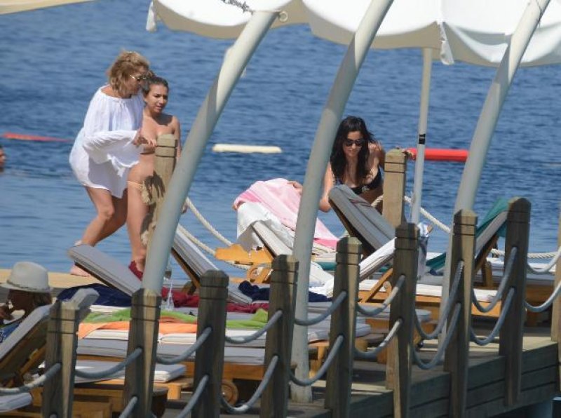 Rafet El Roman ailesi ile tatilde 