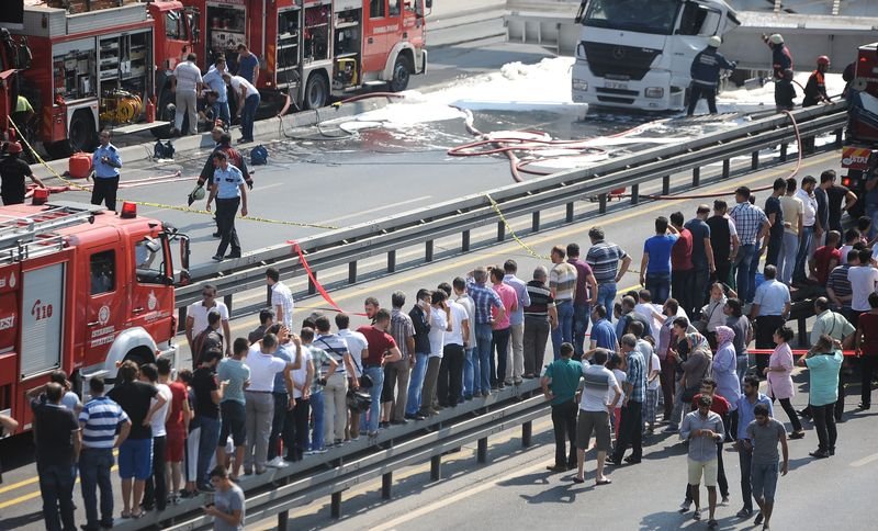 Avcılar'da E-5 üzerinde bir üst geçit çöktü