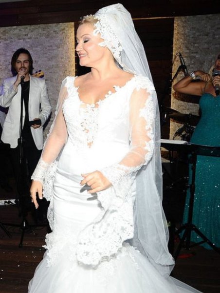 Zahide Yetiş dünya evine girdi 