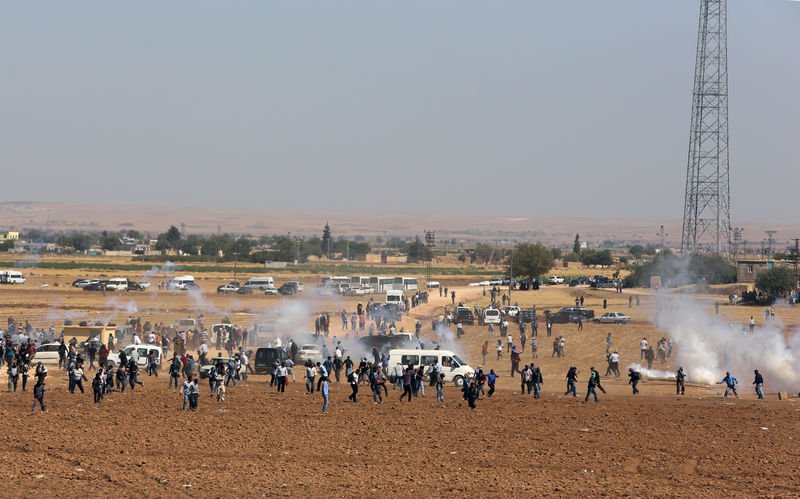 Kobani'ye gitmek isteyen grup askerle çatıştı