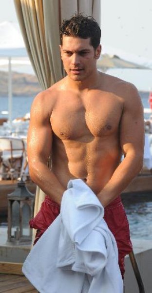 Model ve oyuncu Çağatay Ulusoy yeni yaşını kutladı 