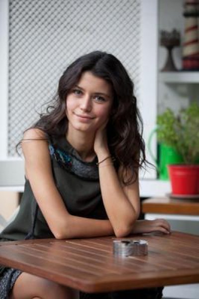  Beren Saat 8 çocuklu bir anneyi canlandıracak 