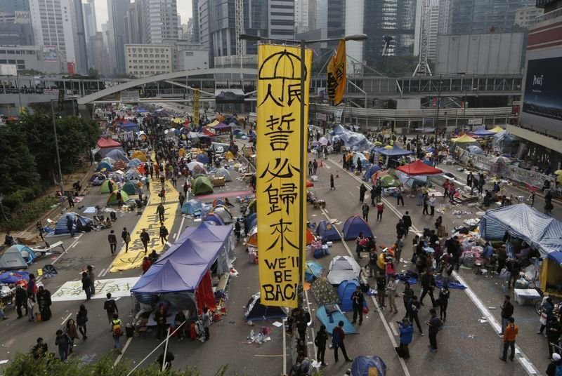 Hong Kong'da gösteri alanları boşaltıldı