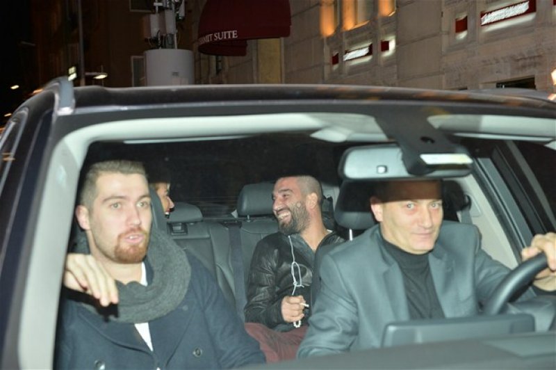 Arda Turan ile Burcu Esmersoy Nişantaşı'nda görüntülendi