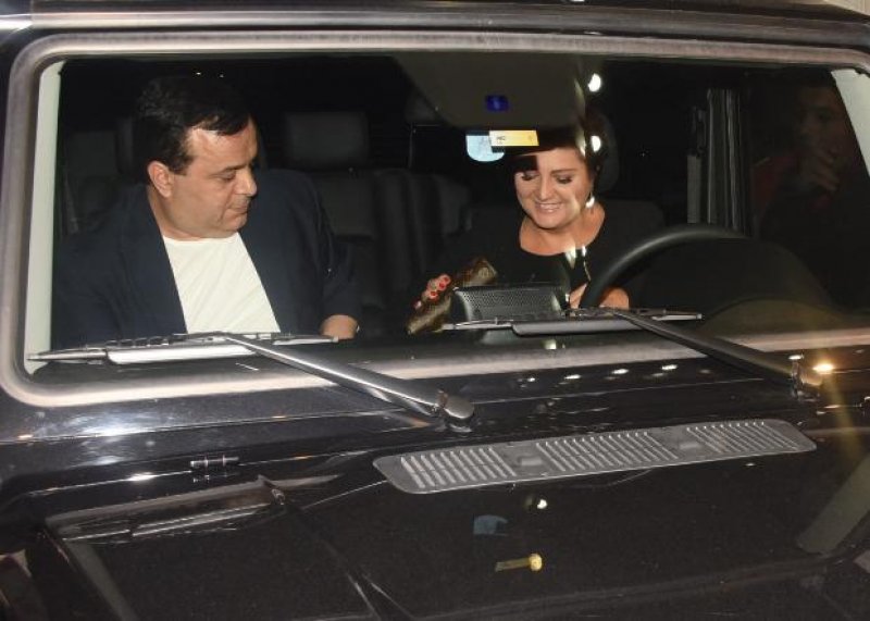 Sibel Can 1800 TL dağıttı