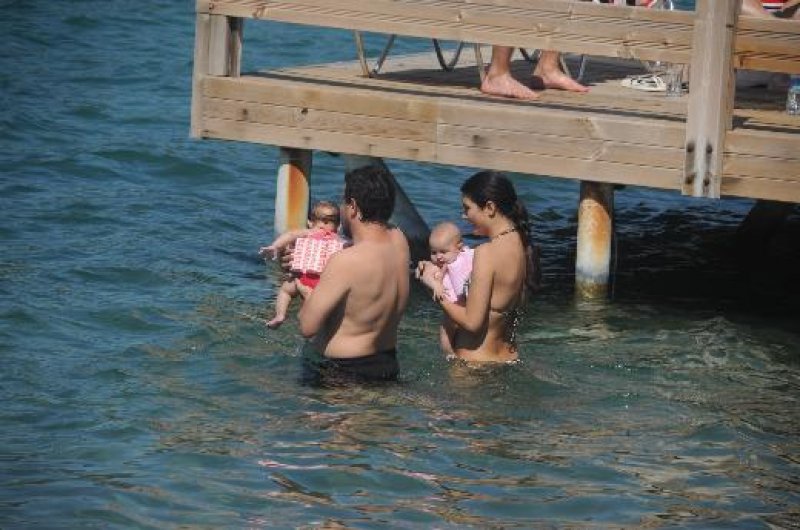 Tuba Büyüküstün ailece kahvaltıda