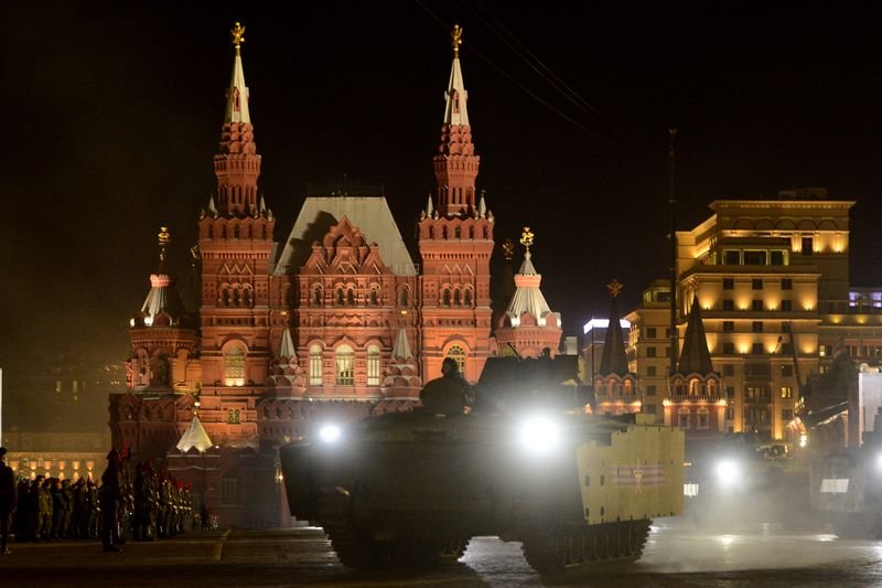 Rus tankları Kızıl Meydan'a indi