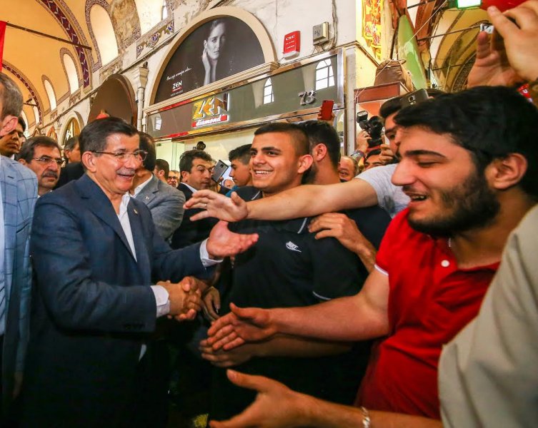 Davutoğlu İstanbul'da esnafı ziyaret etti
