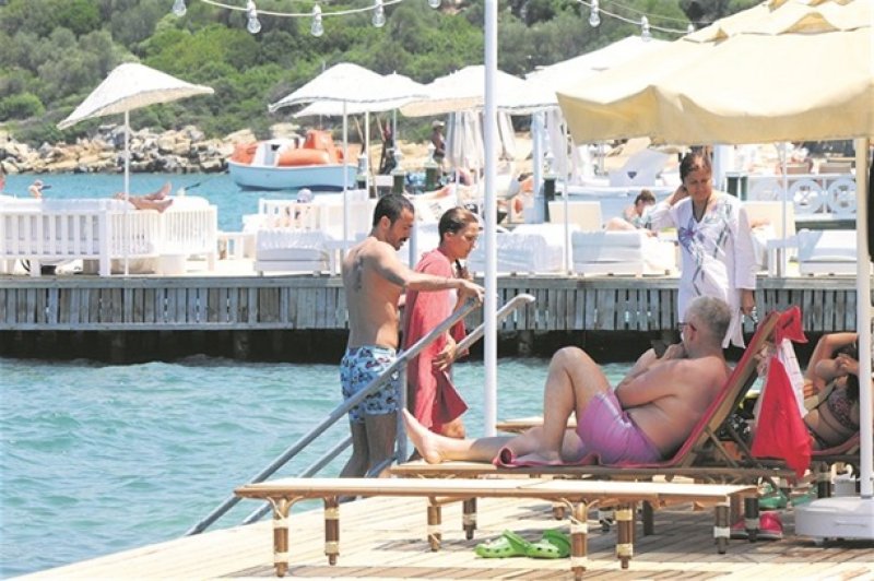 Demet Akalın Bodrum'da sezonu açtı 