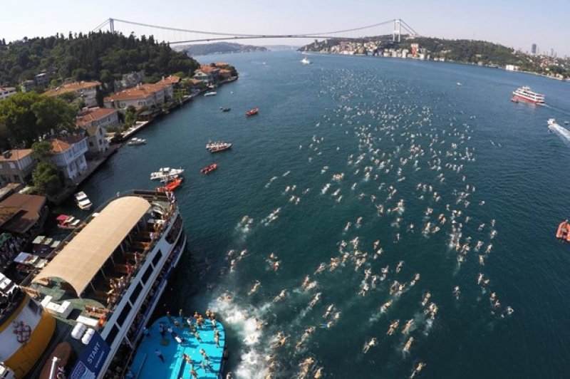 İstanbul Boğazı'nda yüzme şöleni