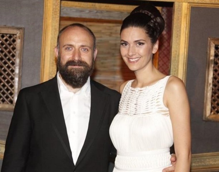 Bergüzar Korel ile Halit Ergenç tango dersi alıyor