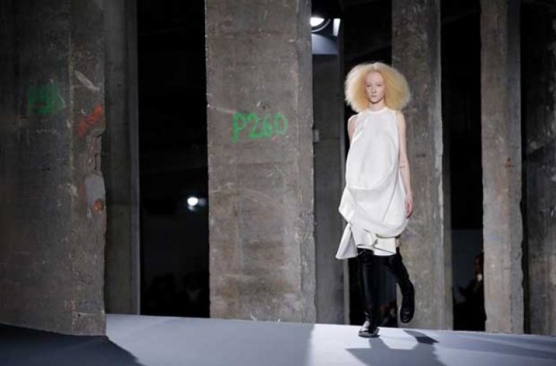 Rick Owens'in tartışma yaratan defilesi 