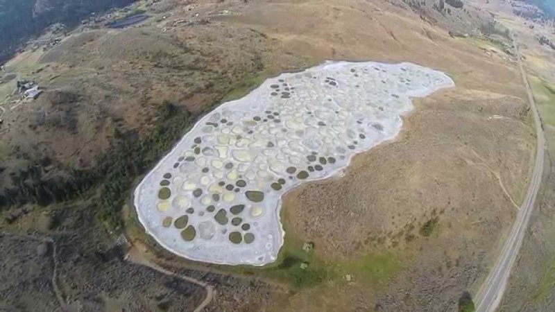 Kanada’nın en ilginç su birikintisi: Lekeli Göl