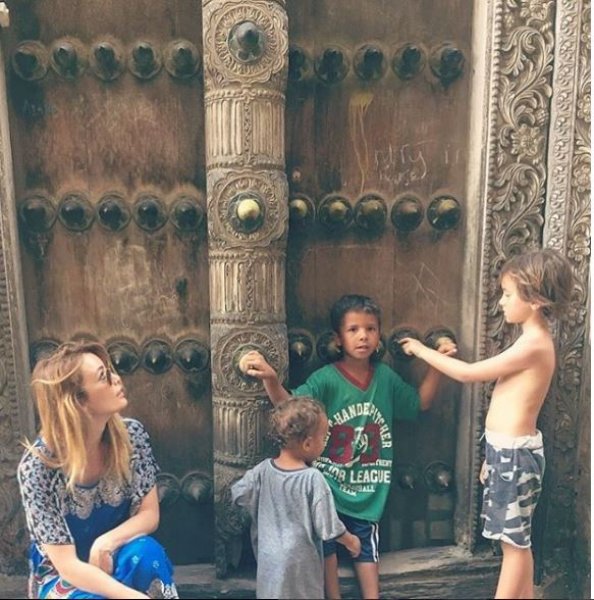 Gamze Özçelik kendini Afrikalı çocuklara adadı