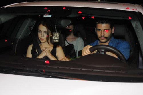 Tolgahan Sayışman ve Selen Soyder el ele