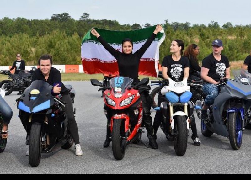 İranlı kadın motosikletçi yasakların kalkmasını istiyor