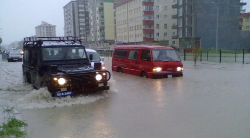 Samsun'u sel aldı